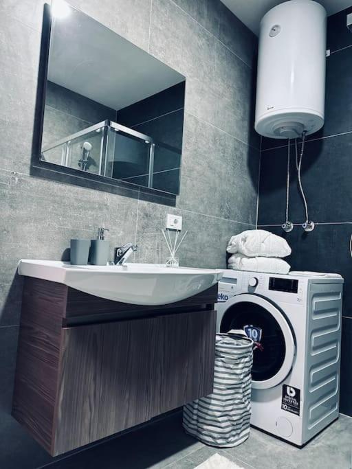 Priam Apartment Пристина Екстериор снимка