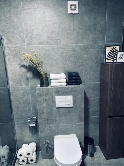 Priam Apartment Пристина Екстериор снимка