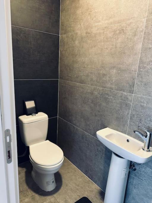 Priam Apartment Пристина Екстериор снимка