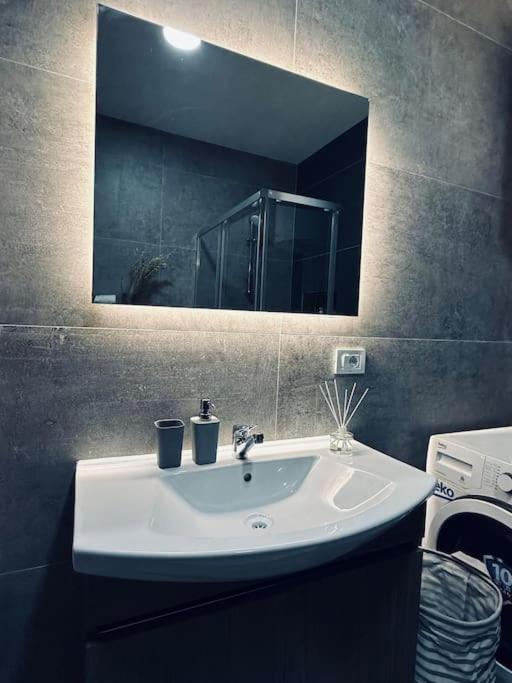 Priam Apartment Пристина Екстериор снимка