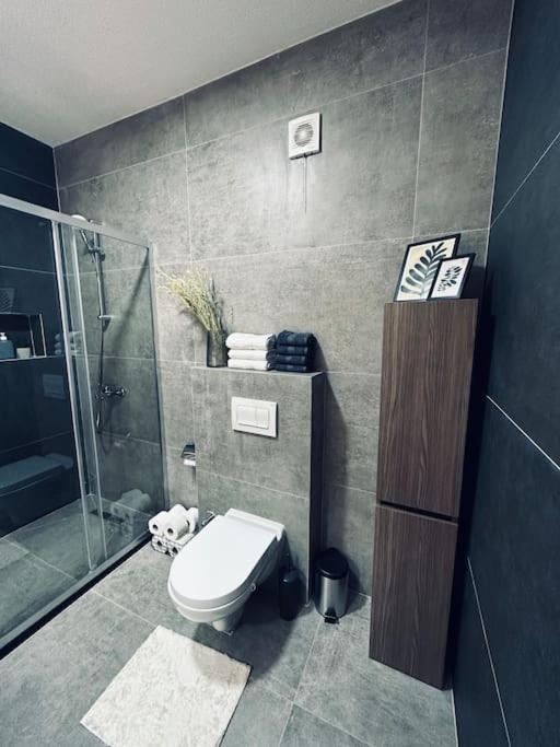 Priam Apartment Пристина Екстериор снимка